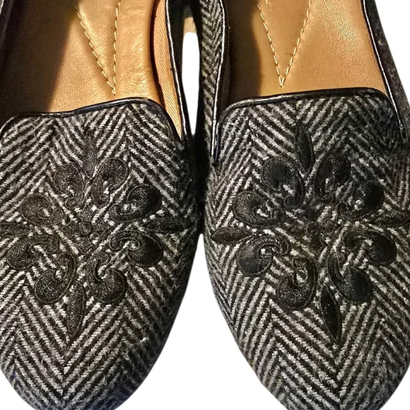 Clarks Black Patterned Embroidered Slip-On Flats - Picture 4 of 5